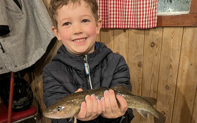 Température et pêche aux petits poissons des chenaux : guide simple pour bien débuter